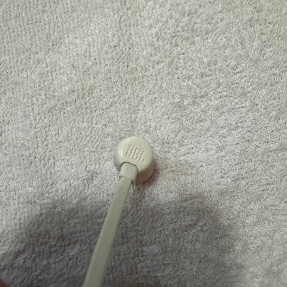 JBL In-Ear Headphone with One-Button Remote, White - Picture 4 of 6